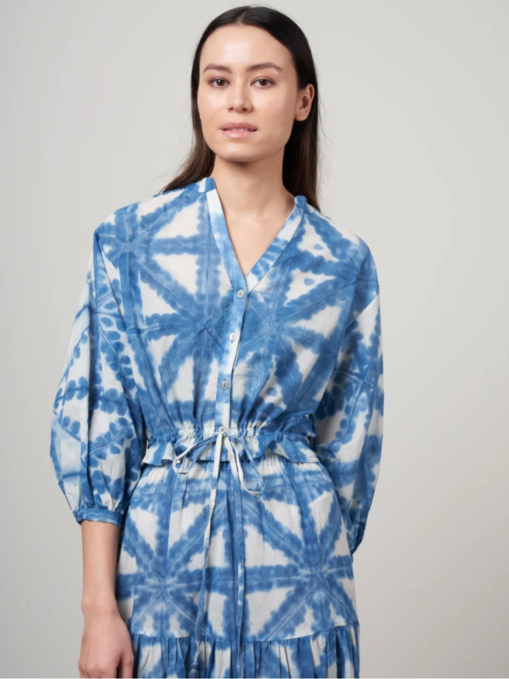 Cara‎ Cara Perrin Petal Blue and White Tie-Dye Button Top Vacation